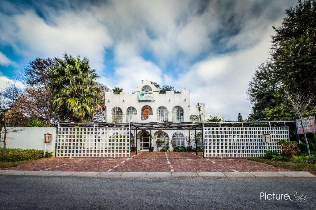 Just Tiffany Guest House & Conference Facility Потчефструм Екстериор снимка